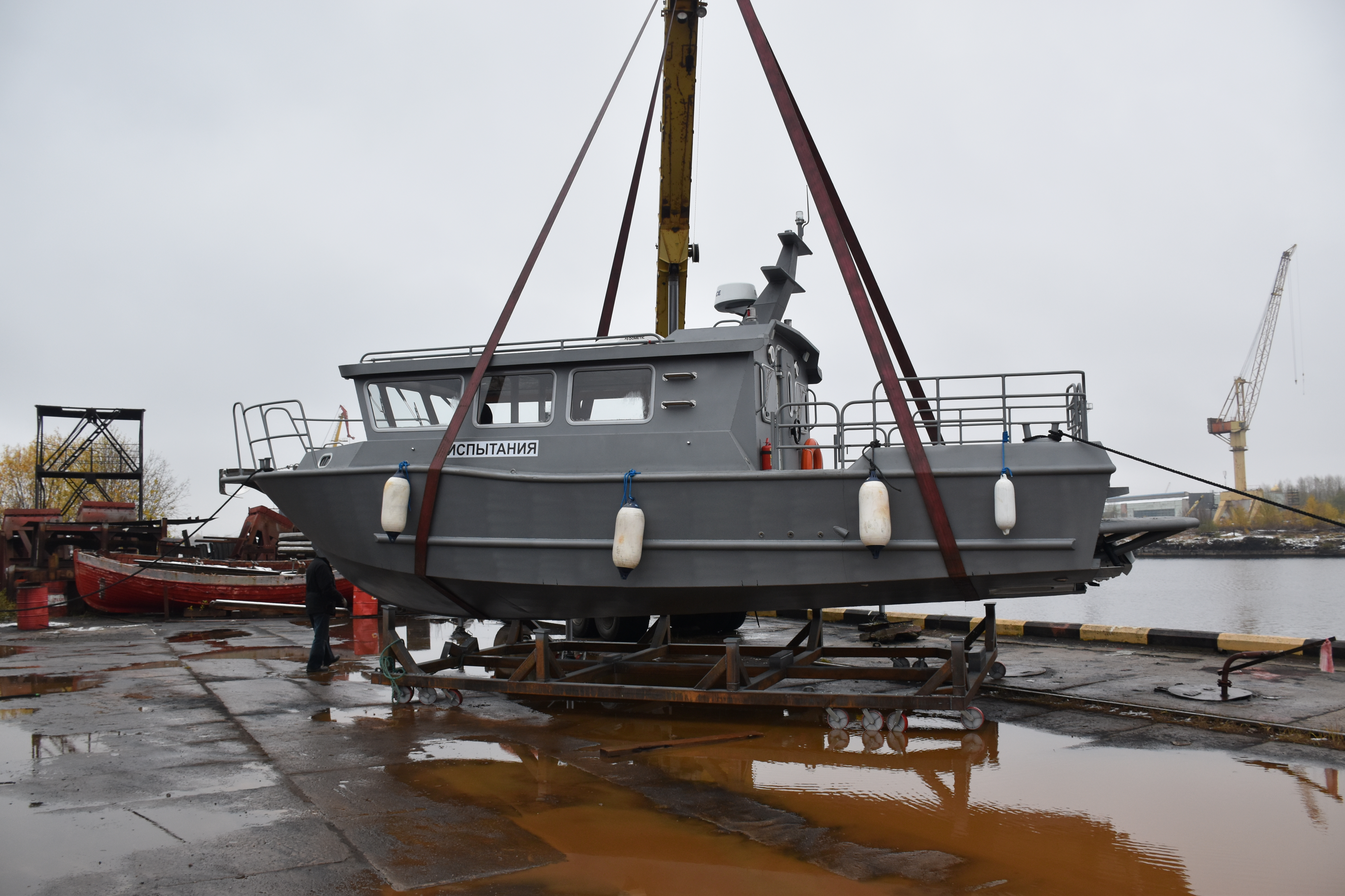 В Архангельск на воду спустили новый водометный катер «Баренц 1100»